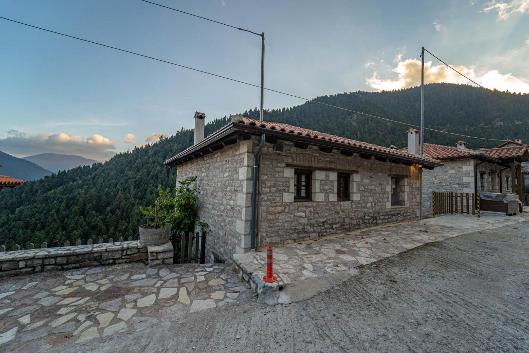 Villa Korfes-Κορφές Τριώροφη Βίλα Για Οικογένειες Και Παρέες Καρπενήσι Εξωτερικό φωτογραφία